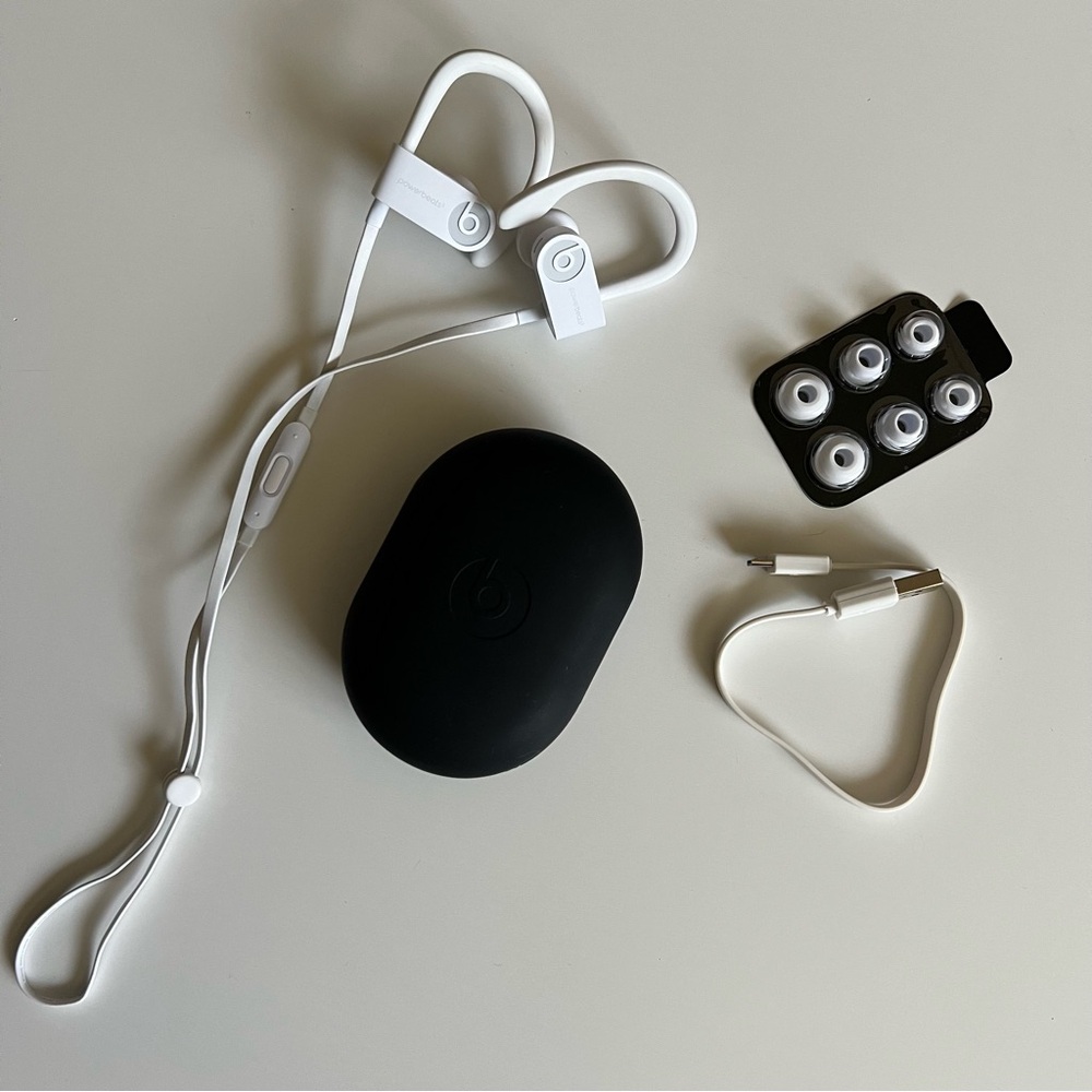 PowerBeats3 White Wireless Earphone with Accessories